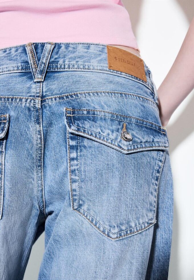 Blugi cu talie joasă și Wide Leg, cu nasture cu bijuterie Blugi cu talie joasă și Wide Leg, cu nasture cu bijuterie