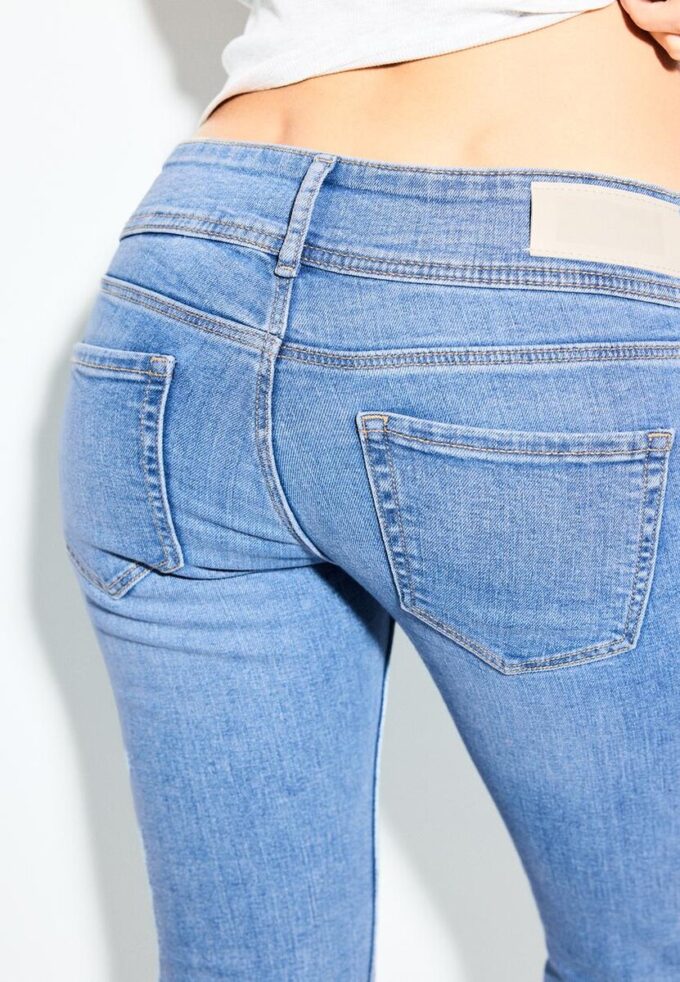 Blugi slim fit cu talie joasă Blugi slim fit cu talie joasă