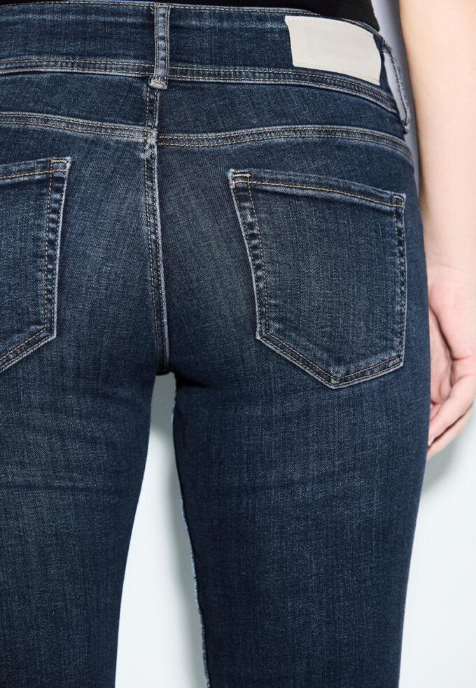Blugi slim fit cu talie joasă Blugi slim fit cu talie joasă