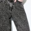 Blugi Wide Leg cu croi larg și imprimeu leopard Blugi Wide Leg cu croi larg și imprimeu leopard