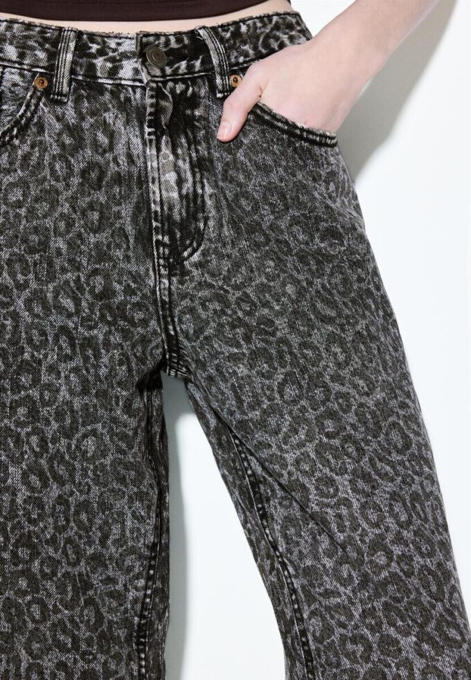 Blugi Wide Leg cu croi larg și imprimeu leopard Blugi Wide Leg cu croi larg și imprimeu leopard
