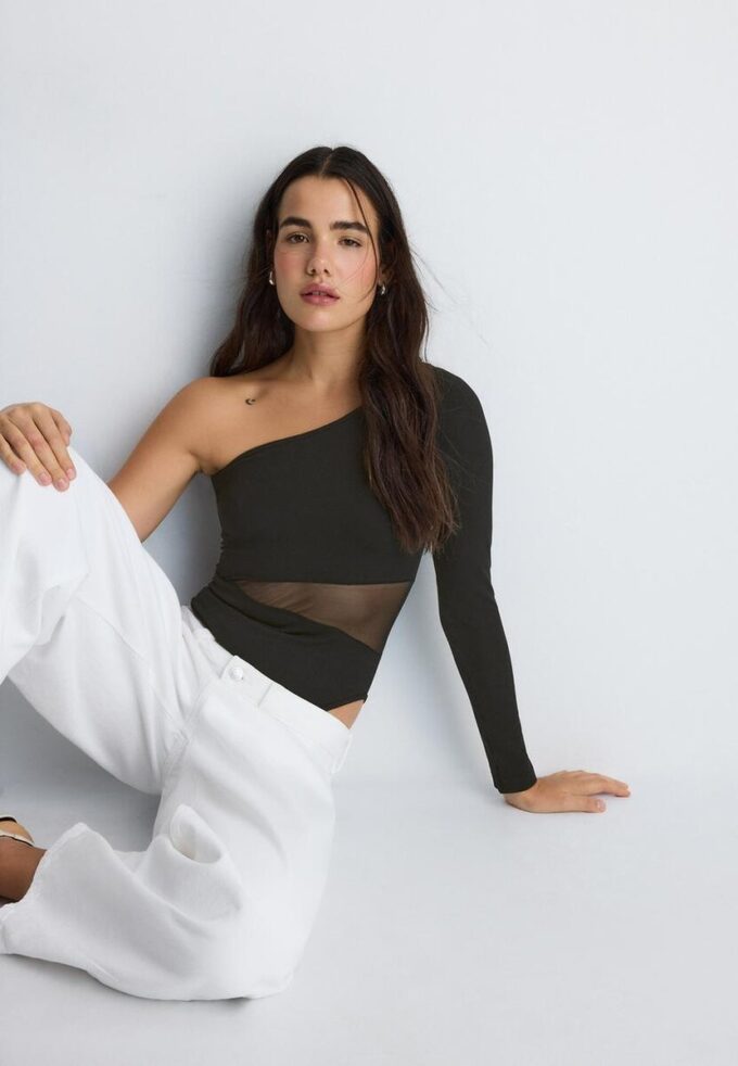 Body asimetric cu detalii transparente Body asimetric cu detalii transparente