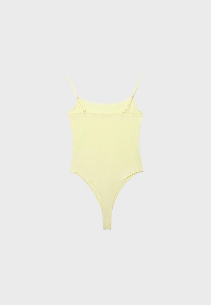 Body cu detalii din dantelă blondă Body cu detalii din dantelă blondă