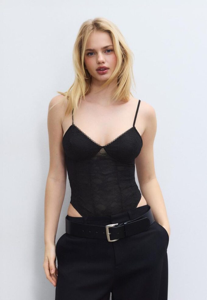 Body din dantelă cu bretele Body din dantelă cu bretele