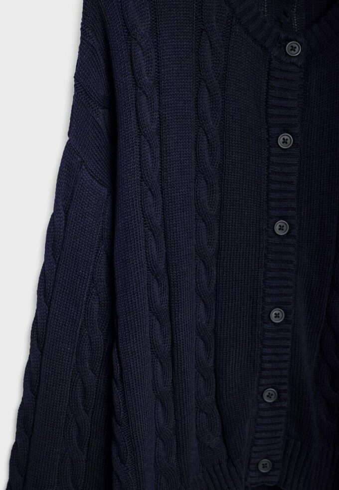 Cardigan cu nasturi, tricotat în stil „cable” Cardigan cu nasturi, tricotat în stil „cable”