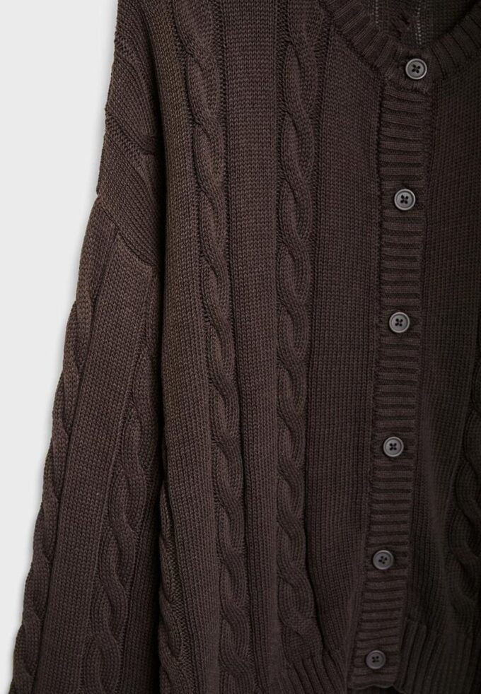 Cardigan cu nasturi, tricotat în stil „cable” Cardigan cu nasturi, tricotat în stil „cable”