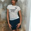 Tricou mulat cu dantelă și detalii grafice Tricou mulat cu dantelă și detalii grafice