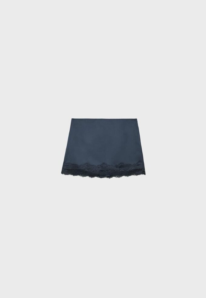 Fustă mini din satin cu bordură din dantelă