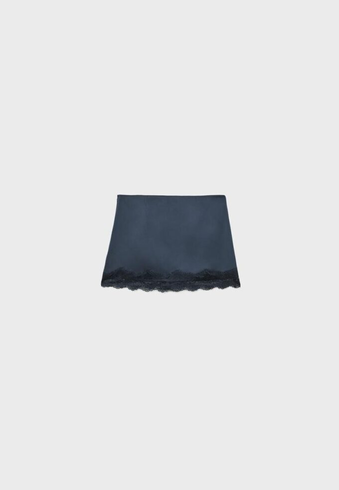 Fustă mini din satin cu bordură din dantelă