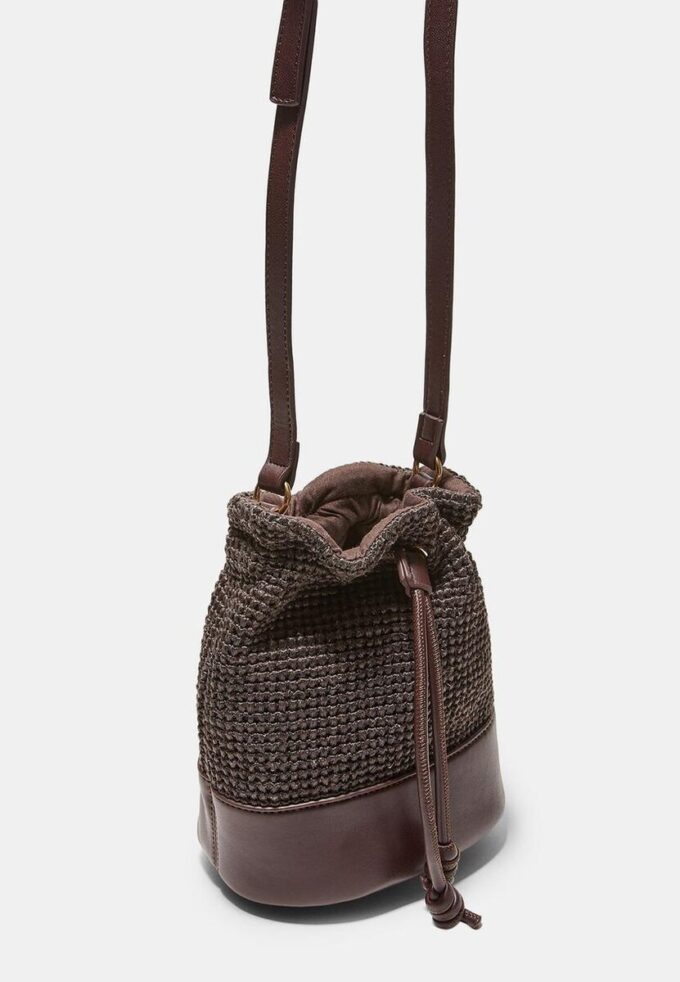 Geantă crossbody croșetată în culori contrastante Geantă crossbody croșetată în culori contrastante