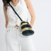 Geantă crossbody croșetată în culori contrastante Geantă crossbody croșetată în culori contrastante