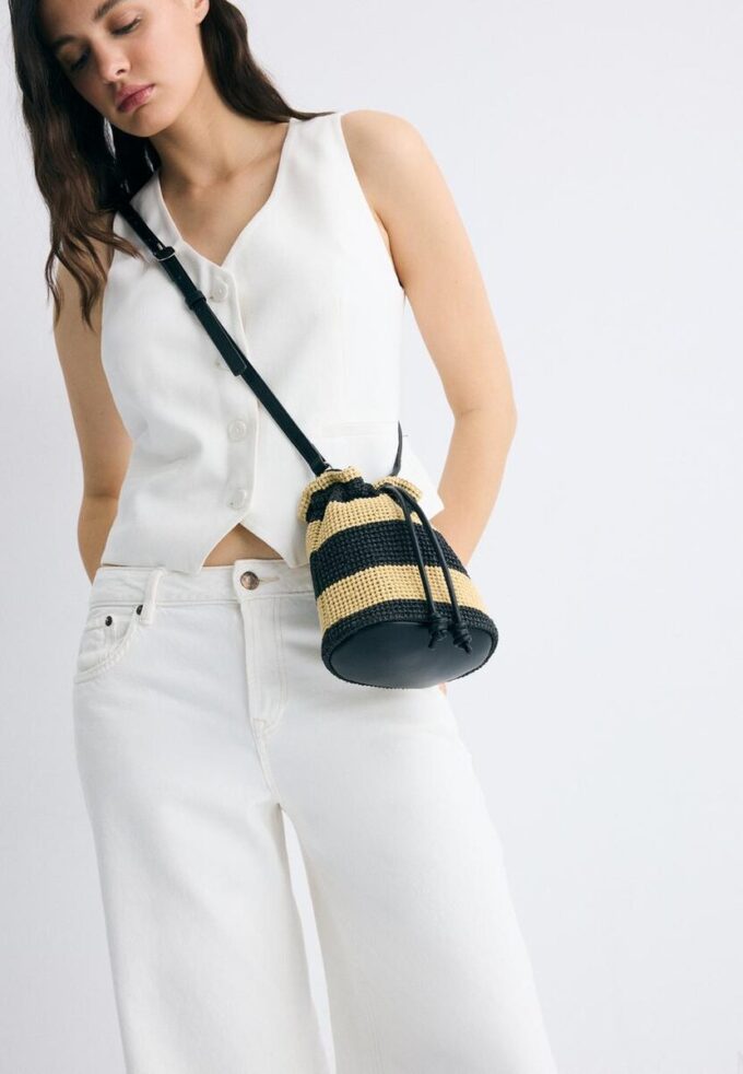 Geantă crossbody croșetată în culori contrastante Geantă crossbody croșetată în culori contrastante