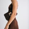 Geantă crossbody cu cataramă neregulată