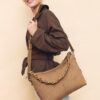 Geantă crossbody cu detaliu lanț Geantă crossbody cu detaliu lanț