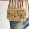 Geantă crossbody tip plic cu efect de rafie Geantă crossbody tip plic cu efect de rafie