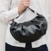Geantă de umăr cu pliuri și detalii la curea