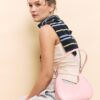Geantă de umăr în formă de semilună Geantă de umăr în formă de semilună