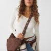 Geantă tip sac din imitație de piele de căprioară cu detaliu curea
