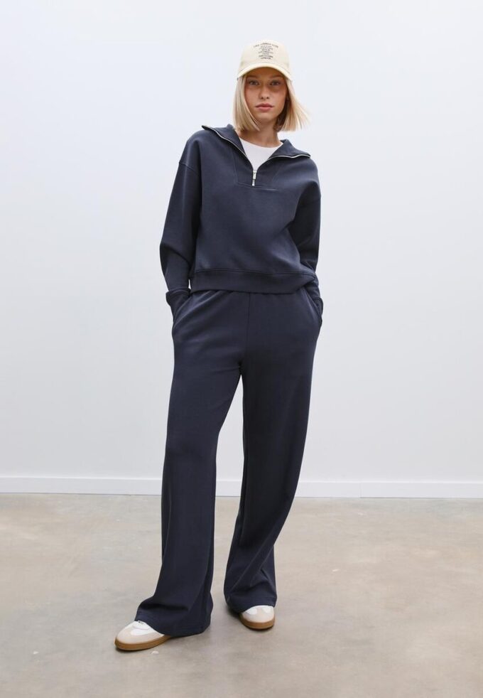 Hanorac cu guler înalt și fermoar Hanorac cu guler înalt și fermoar