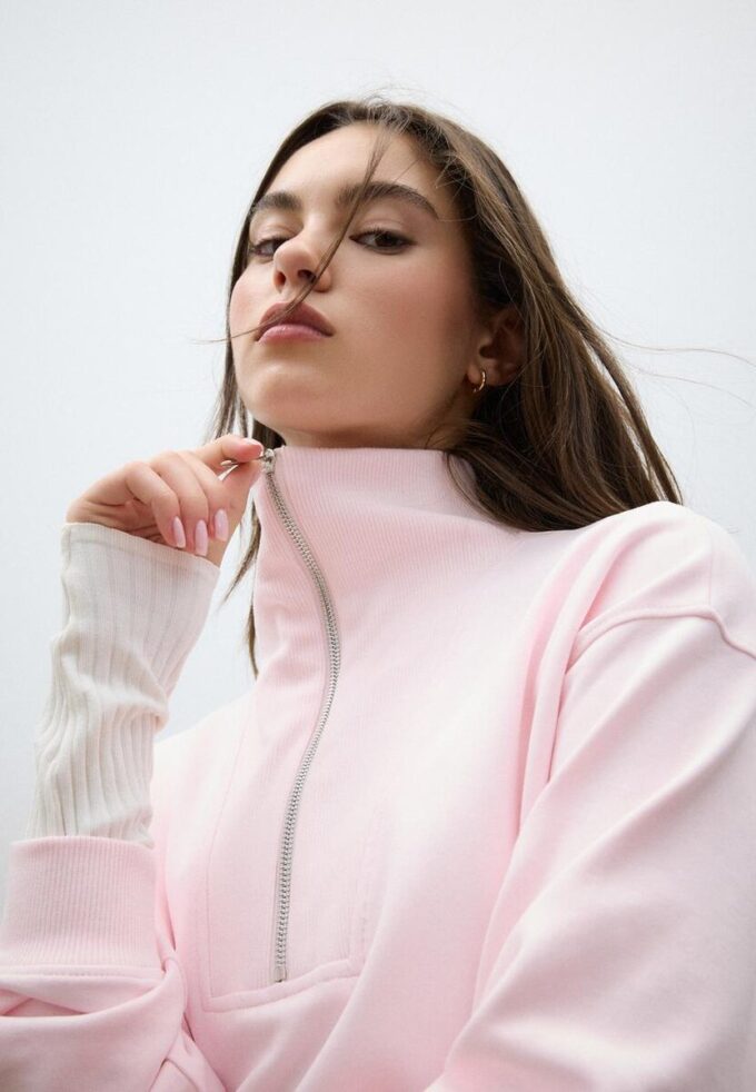 Hanorac cu guler înalt și fermoar Hanorac cu guler înalt și fermoar