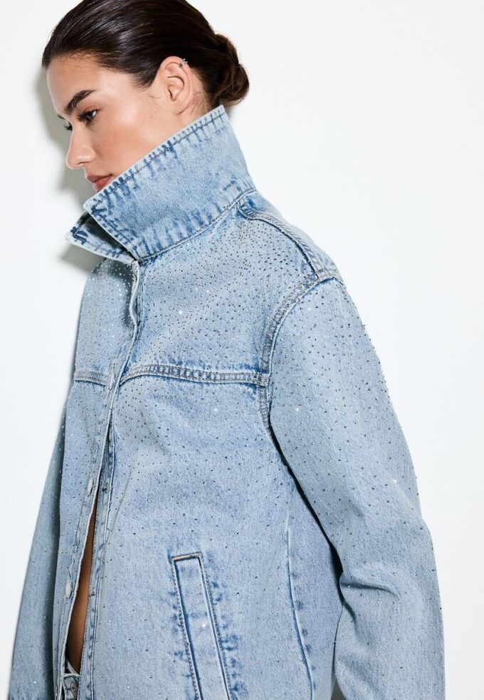 Jachetă din denim cu buzunare aplicate și strasuri Jachetă din denim cu buzunare aplicate și strasuri
