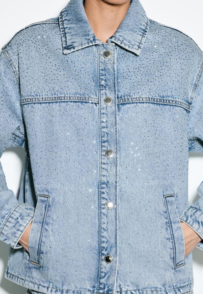 Jachetă din denim cu buzunare aplicate și strasuri Jachetă din denim cu buzunare aplicate și strasuri