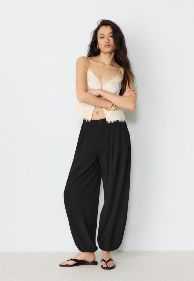 Pantaloni Balloon Fit, cu croială elegantă, largă