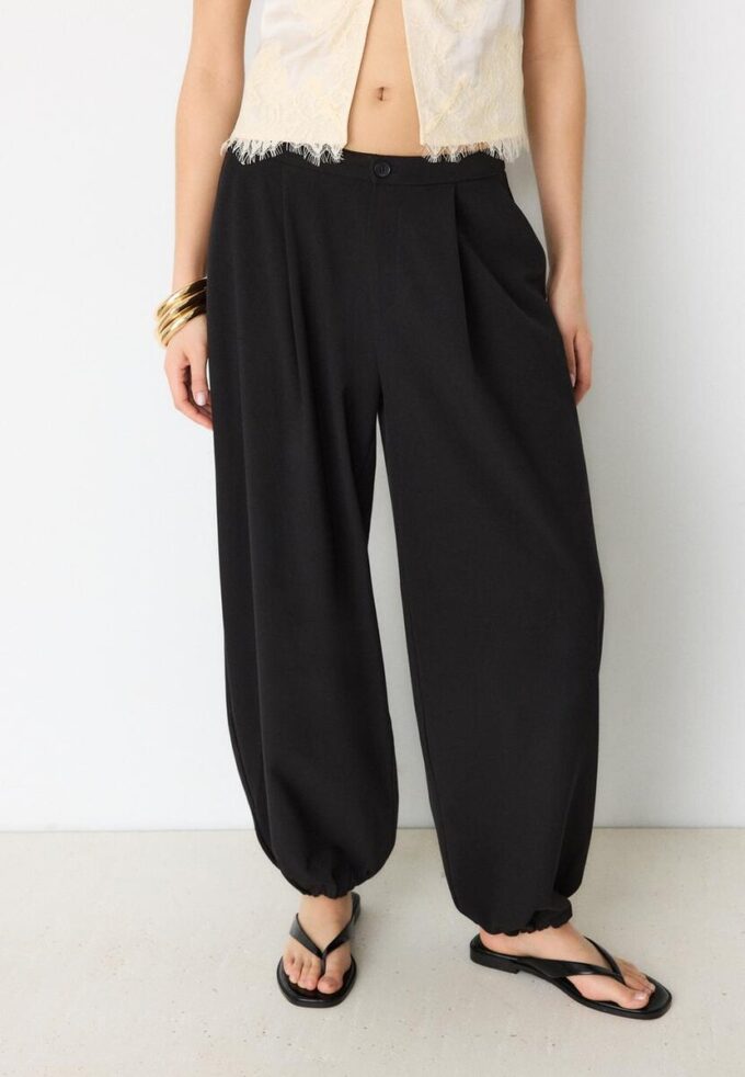 Pantaloni Balloon Fit, cu croială elegantă, largă