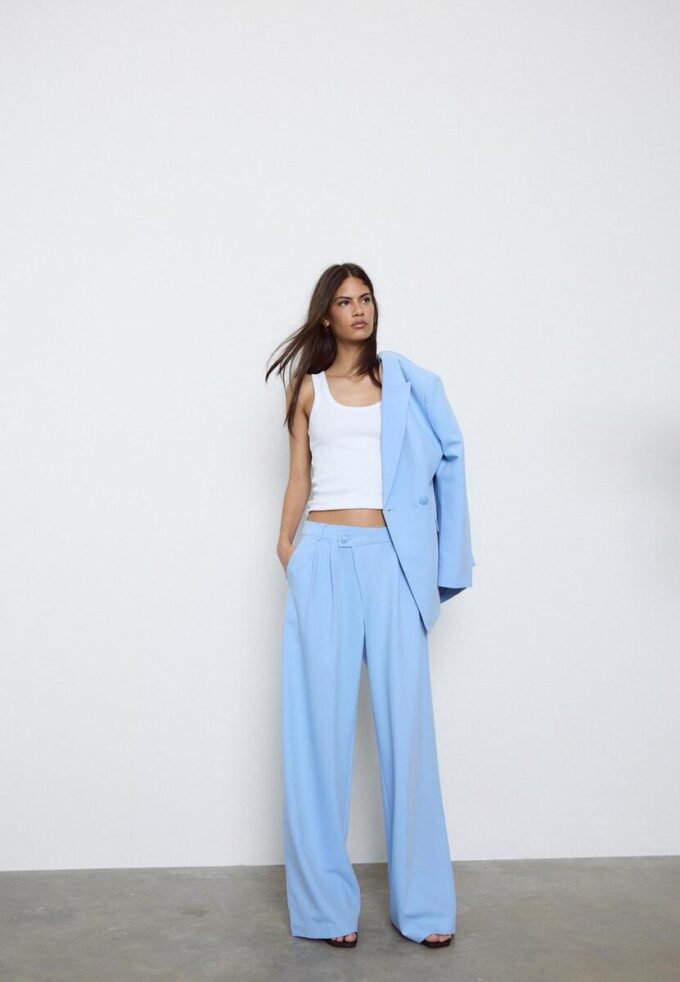 Pantaloni casual eleganți cu dungi și talie încrucișată