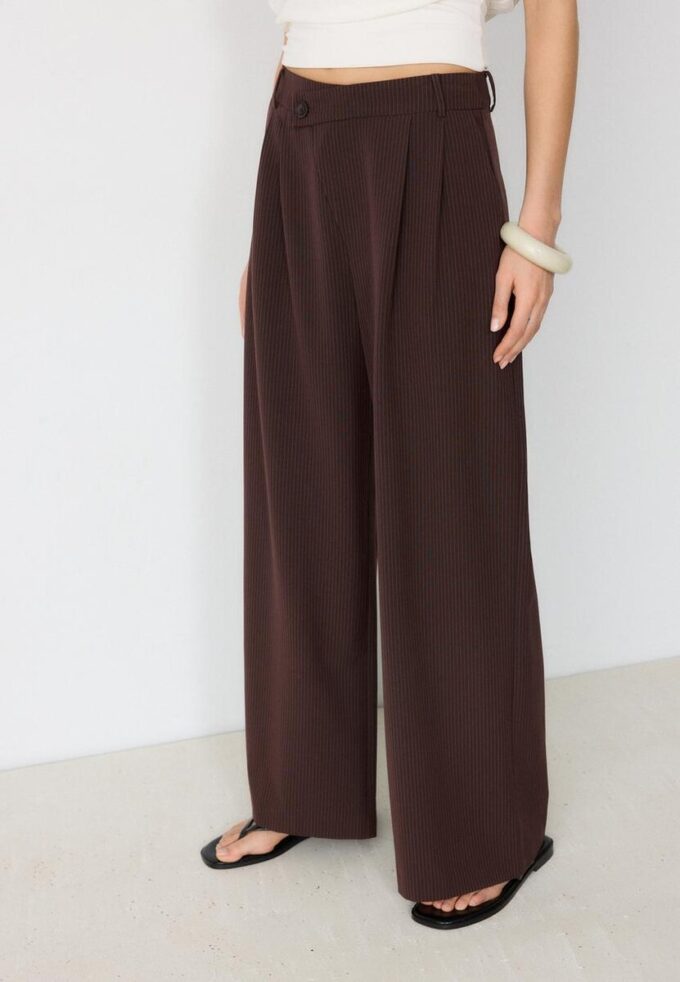 Pantaloni casual eleganți cu dungi și talie încrucișată