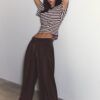 Pantaloni croiți cu croi larg și pense