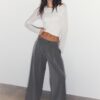 Pantaloni croiți cu croi larg și pense