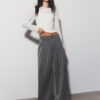 Pantaloni croiți cu croi larg și pense