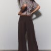 Pantaloni croiți cu croi larg și pense
