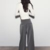 Pantaloni croiți cu croi larg și pense