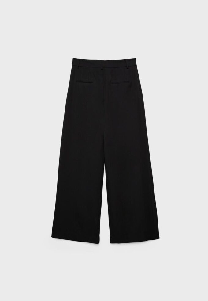 Pantaloni croiți cu croi larg și pense