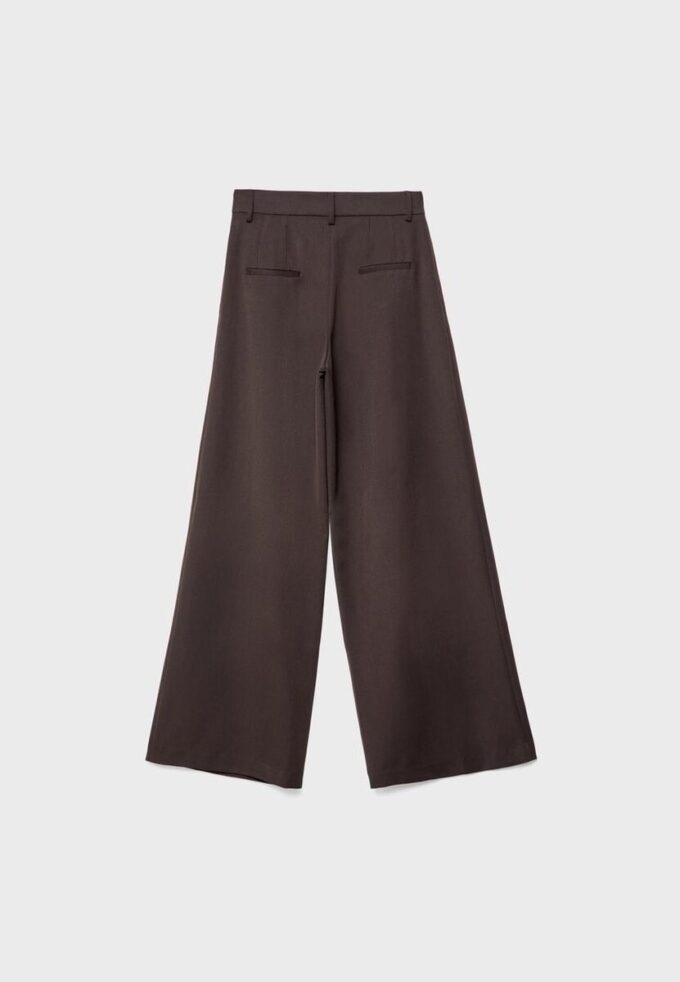 Pantaloni croiți cu croi larg și pense