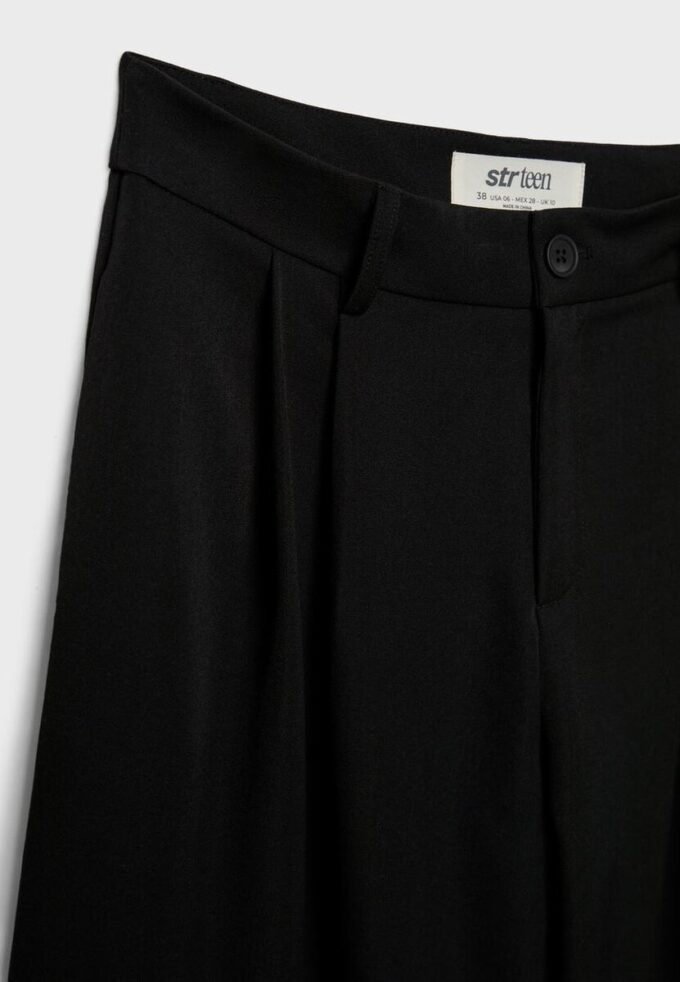 Pantaloni croiți cu croi larg și pense