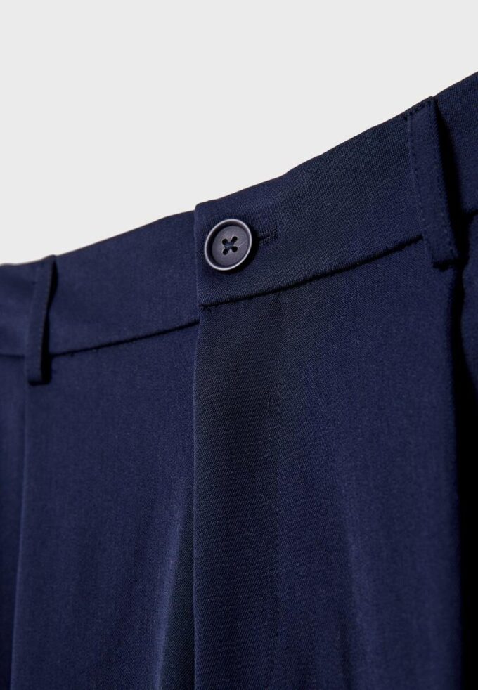 Pantaloni croiți cu croi larg și pense