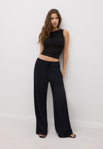 Pantaloni cu croi drept și efect de șifonare