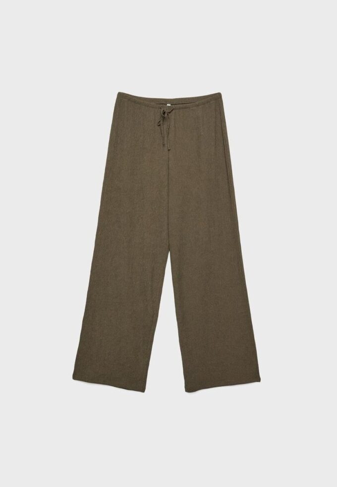 Pantaloni cu croi drept și efect de șifonare
