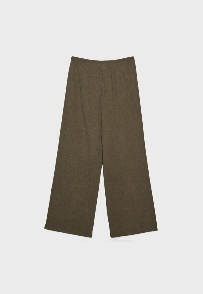 Pantaloni cu croi drept și efect de șifonare
