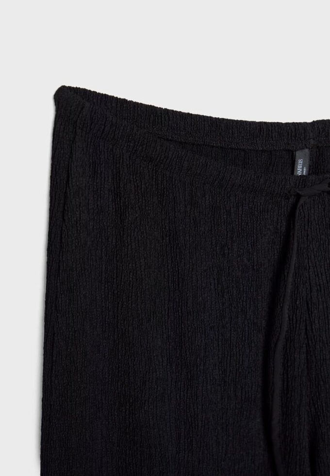 Pantaloni cu croi drept și efect de șifonare