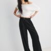 Pantaloni cu croi larg și detaliu cu cataramă Pantaloni cu croi larg și detaliu cu cataramă