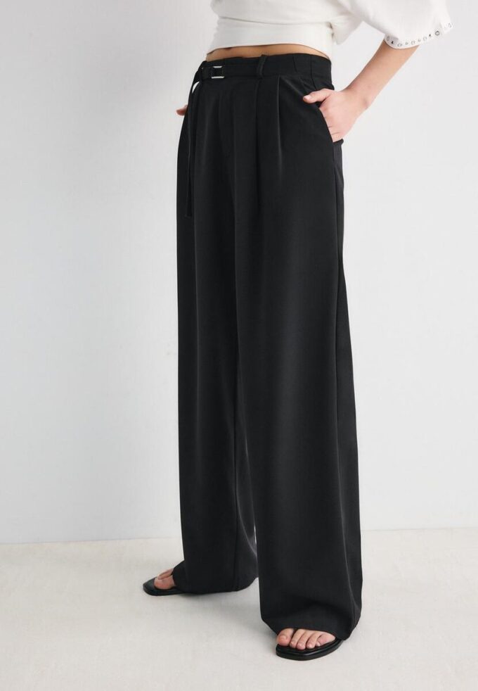 Pantaloni cu croi larg și detaliu cu cataramă Pantaloni cu croi larg și detaliu cu cataramă