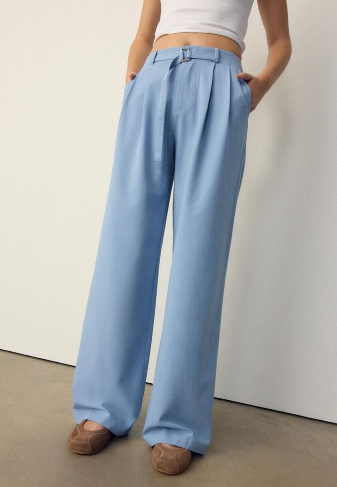 Pantaloni cu croi larg și detaliu cu cataramă Pantaloni cu croi larg și detaliu cu cataramă