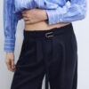 Pantaloni cu croi larg și detaliu cu cataramă Pantaloni cu croi larg și detaliu cu cataramă