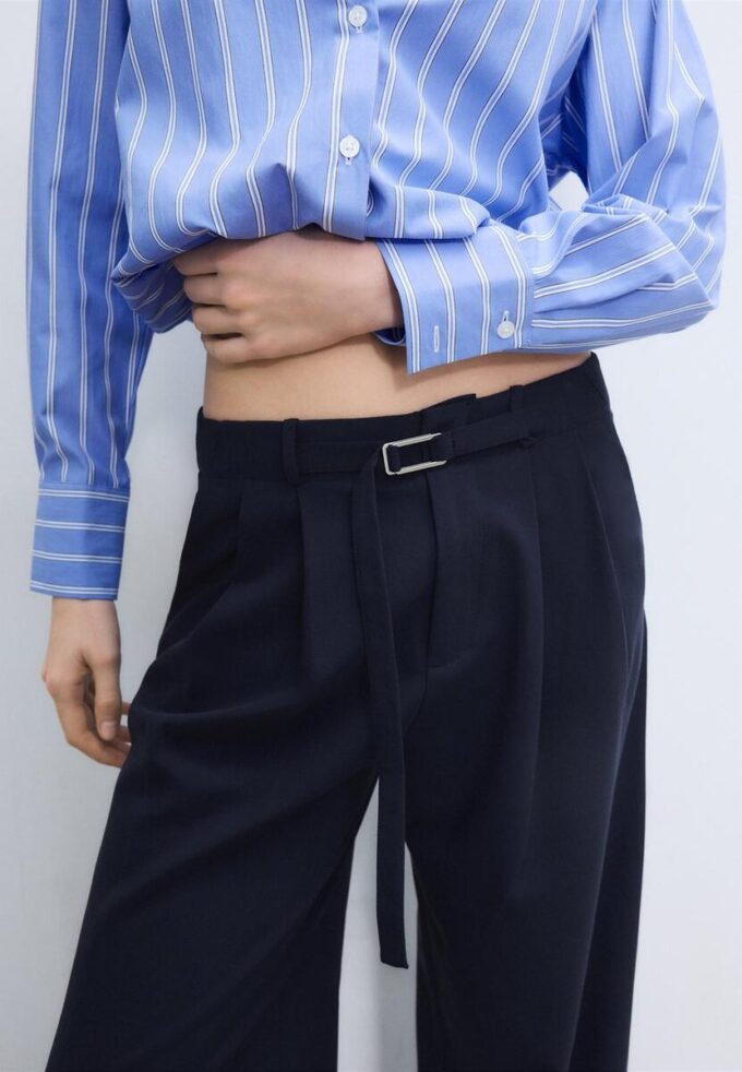 Pantaloni cu croi larg și detaliu cu cataramă Pantaloni cu croi larg și detaliu cu cataramă