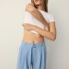 Pantaloni cu croi larg și detaliu cu cataramă Pantaloni cu croi larg și detaliu cu cataramă
