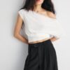 Pantaloni cu croi larg și detaliu cu cataramă Pantaloni cu croi larg și detaliu cu cataramă